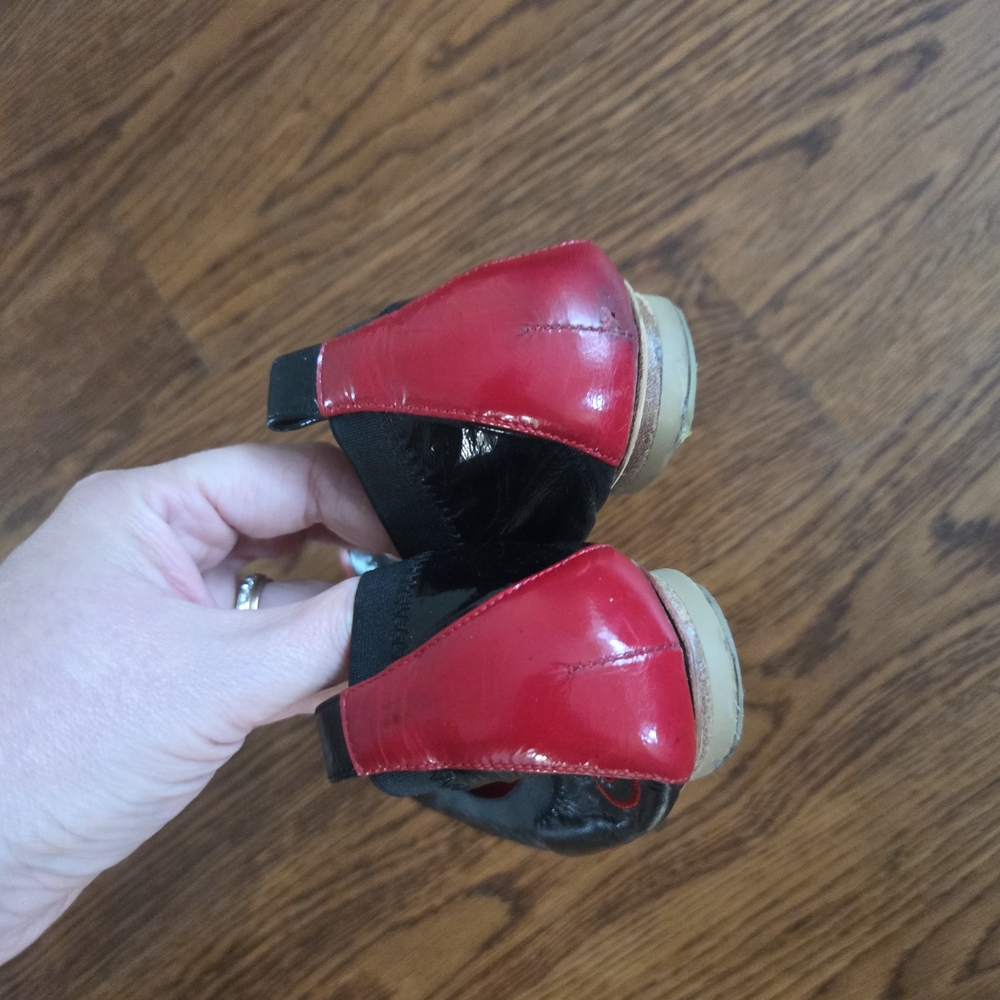 CHANEL Black and Red Flats with Glossy Finish - Picture 2 of 5